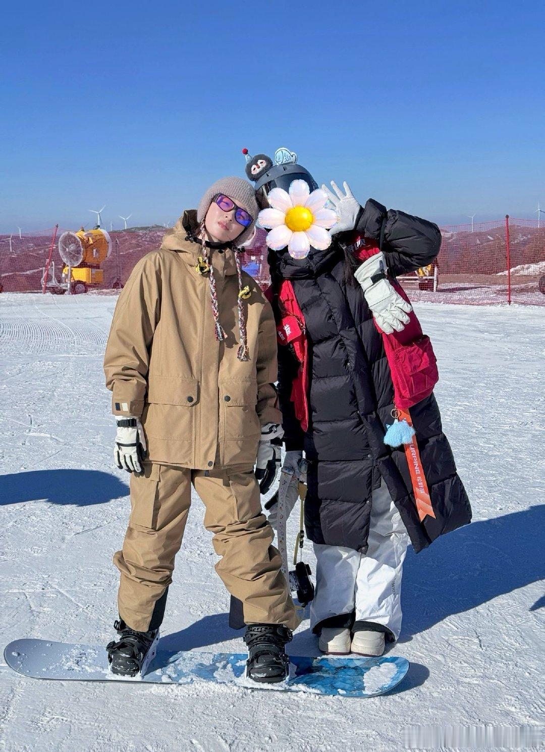 滑雪场偶遇周冬雨网友偶遇周冬雨滑雪 网友偶遇周冬雨滑雪，她穿卡其色滑雪服，身形纤