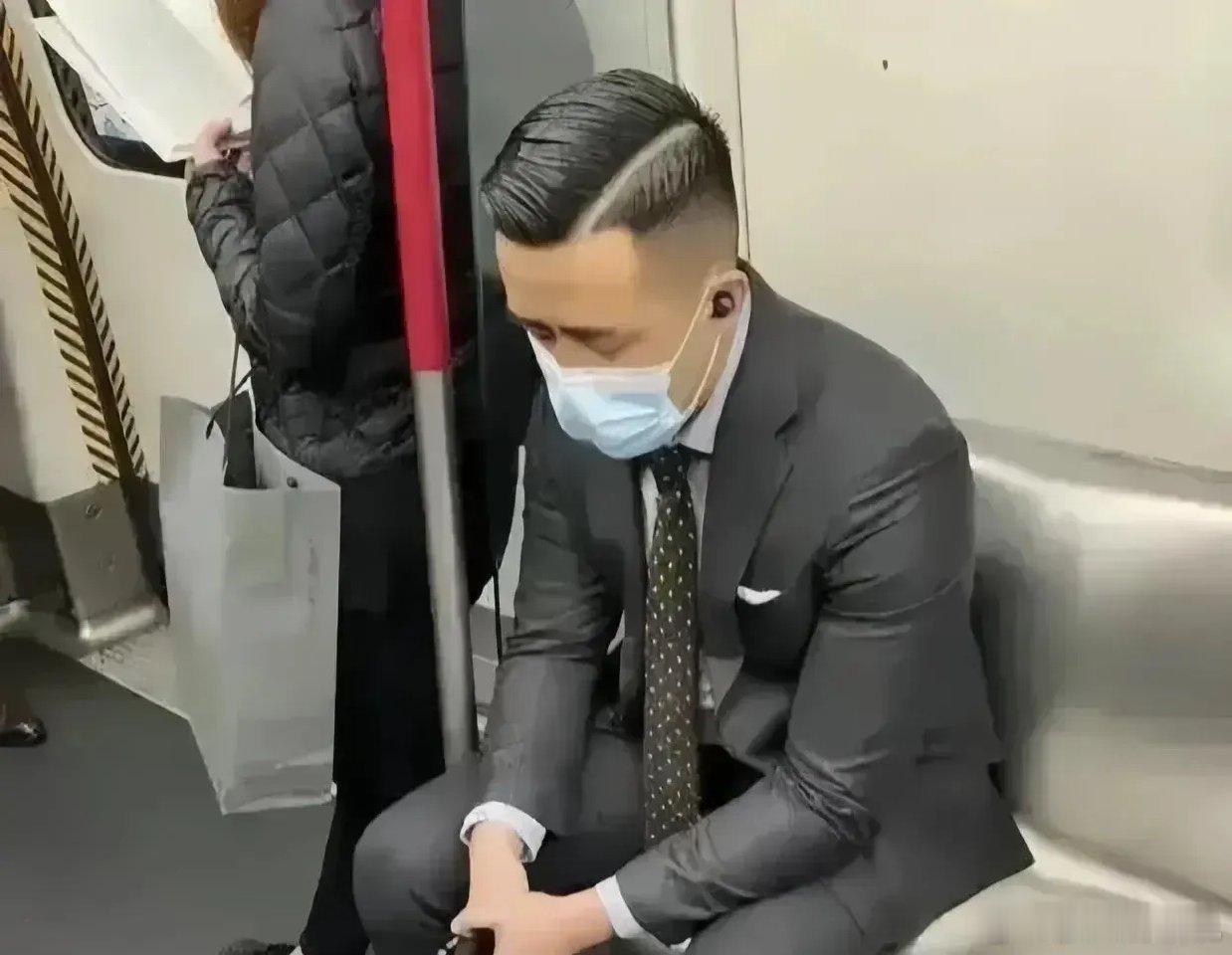看发型和服装，猜猜这位仁兄是啥工作？ ​​​