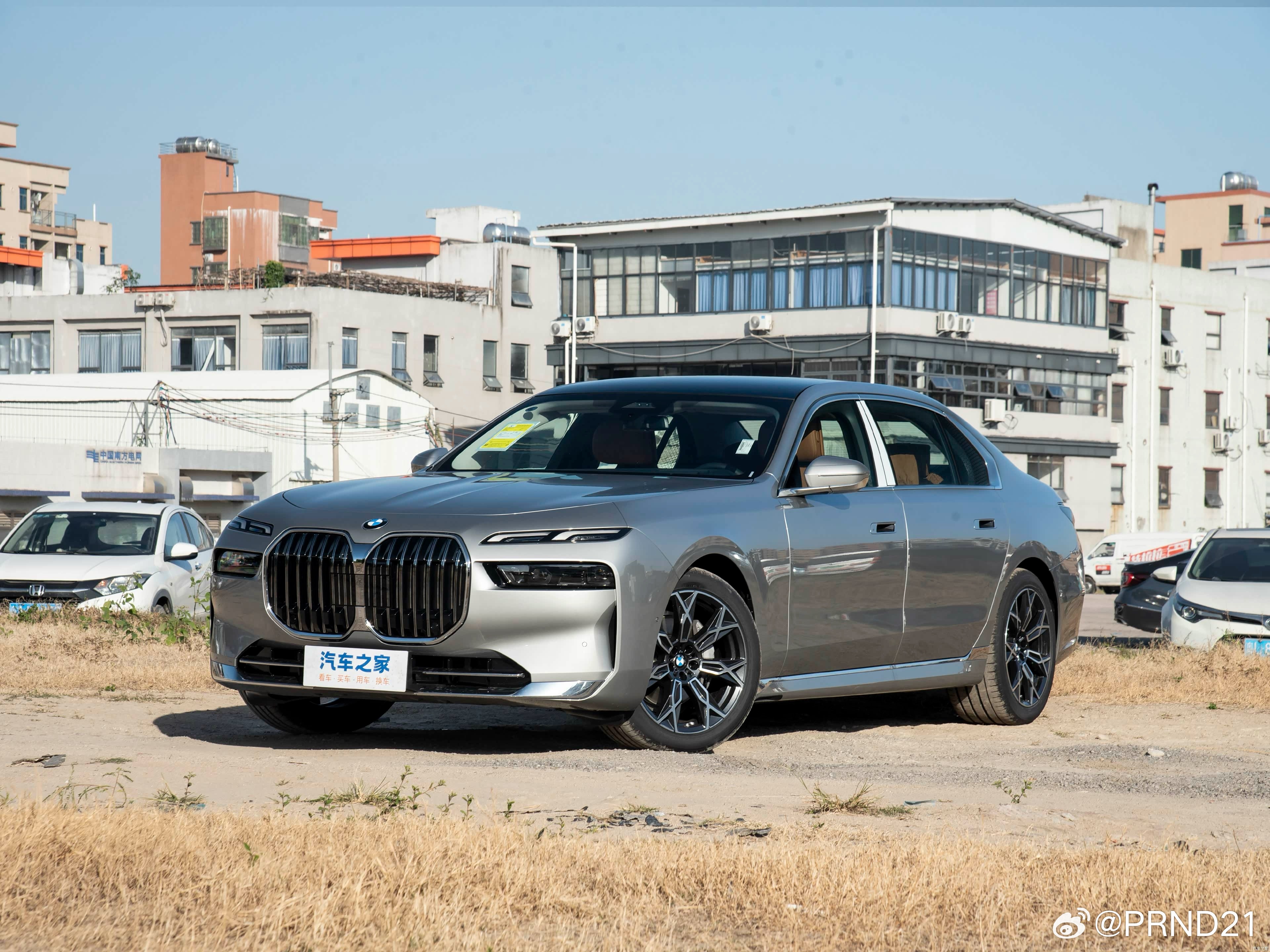 改款宝马7系看样子应该是要弱化之前这双层灯效果了，也许能显瘦……似乎中网造型也更