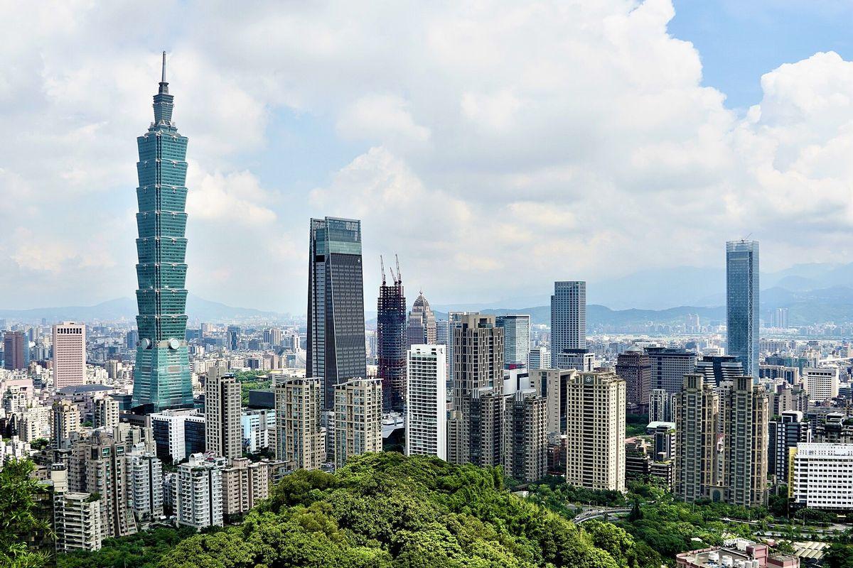 有一个建议：台湾回归后不设省，也不设行政区，而是像美国夏威夷一样，变成特别军事区