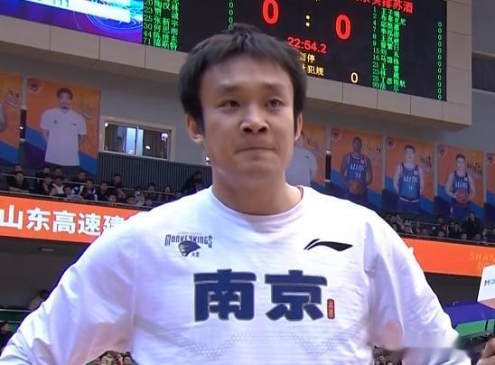 86比81！五十步笑百步，山东男篮逆转南京，丁彦雨航久别重逢
山东男篮在缺少高诗