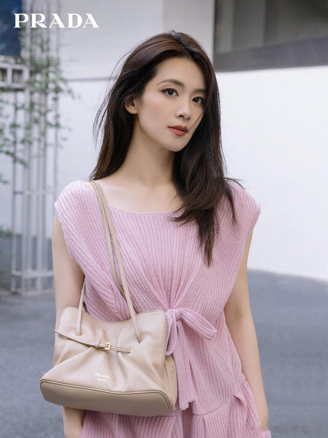 陈昊宇、贺聪、兰西雅、李一桐、宋妍霏、张艺凡、赵佳丽、周雨彤、朱珠演绎Prada