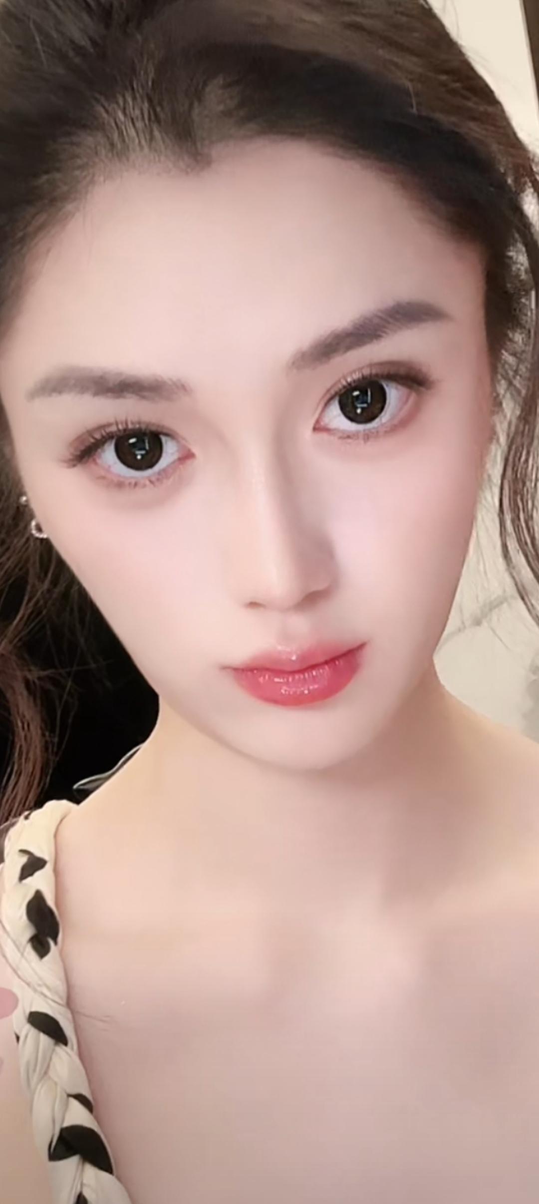 这姑娘化妆好精致，真漂亮！