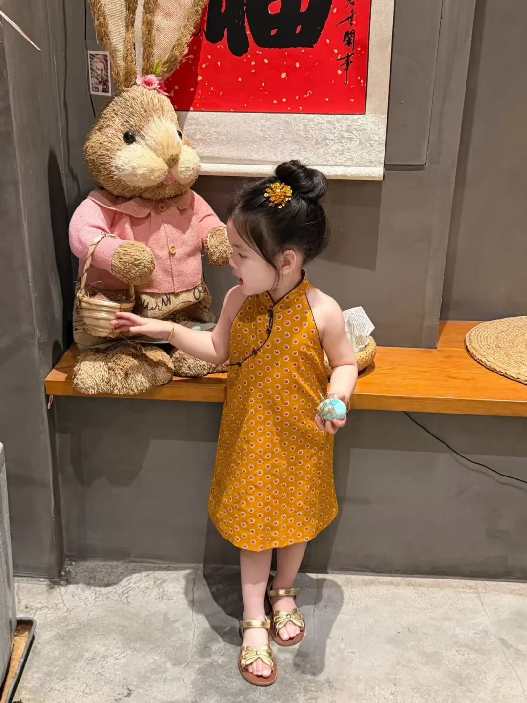 女儿穿黄色旗袍真的好显白😄