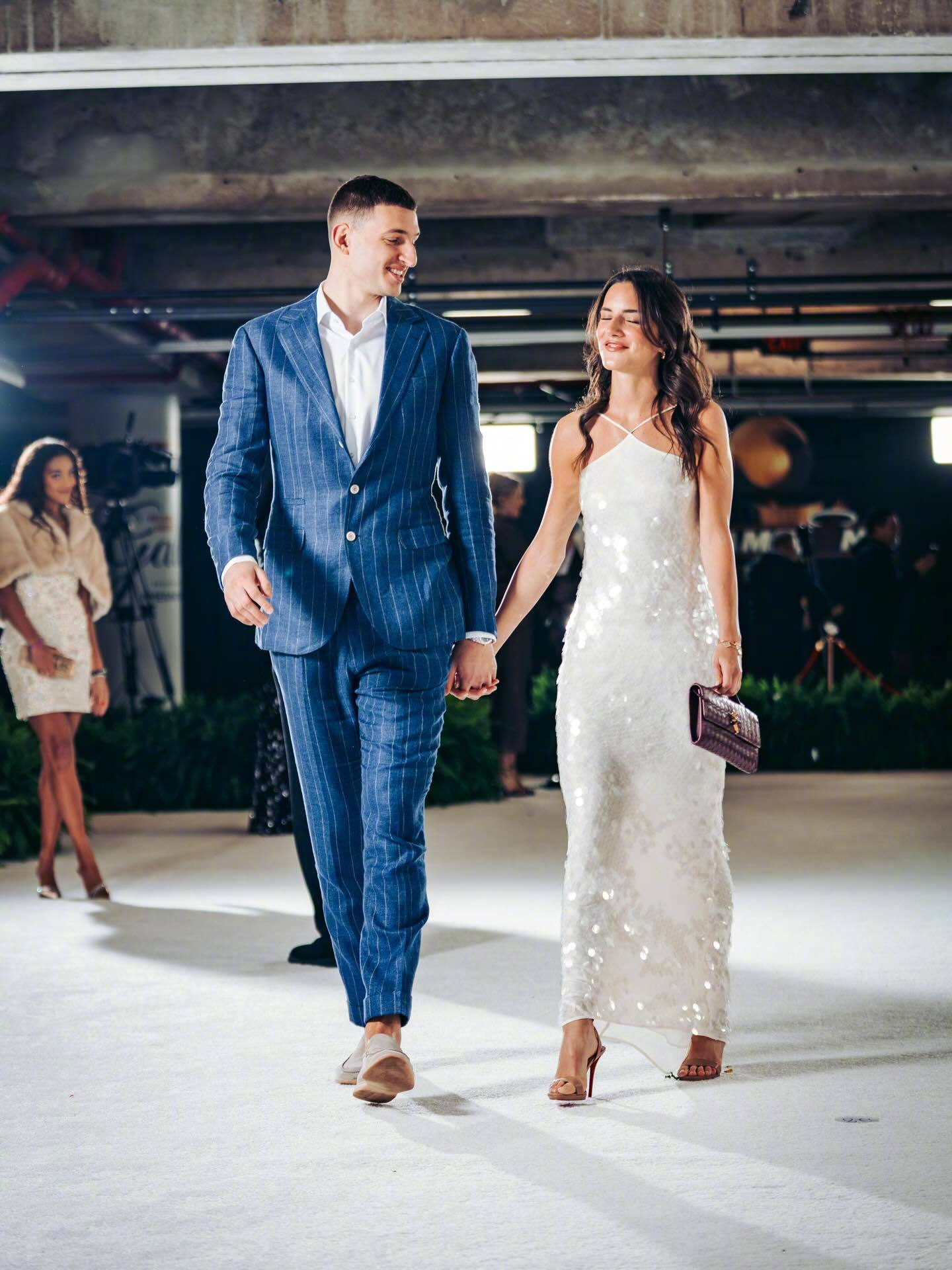 热火明天庆祝夺冠20周年，上午发了06冠军成员出席活动的照片。热火又发了一波现役