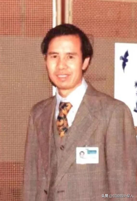 1985年11月，我国外交官何存峰乘坐美国客机飞往纽约，在飞行途中，何存峰去了一