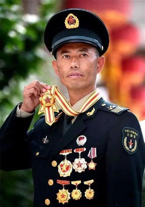 导弹兵王王忠心，从 1999 年起两次退伍都被部队召回，妻子笑着调侃他：“就见长