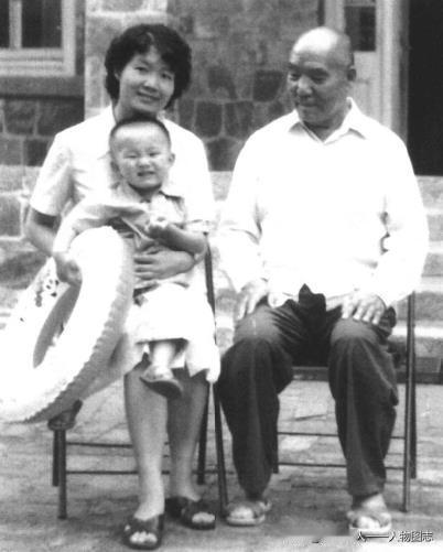 1981年8月，李达与女儿彤妍、外孙李一飞在烟台海滨浴场