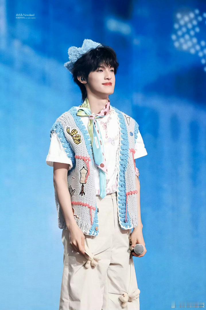 张泽禹别看手机看看我吧张泽禹毛绒小王冠毛绒小王冠和张泽禹也太搭啦～软乎乎的可爱暴