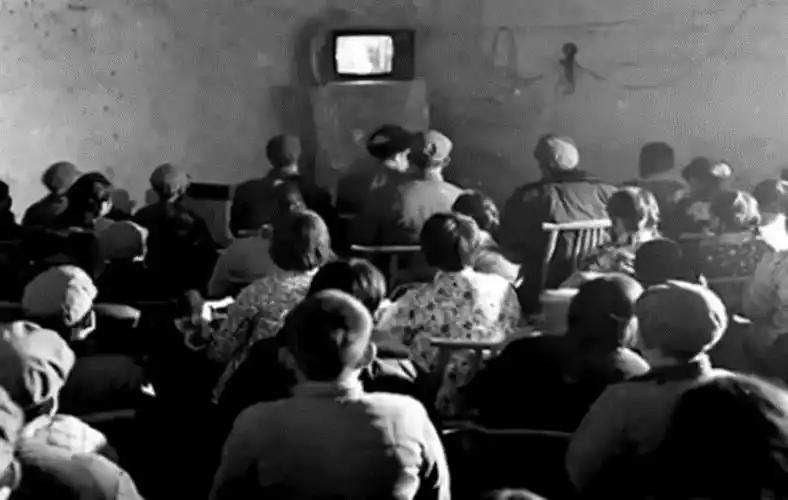 你看过黑白电视吗看过，黑白电视是80-90年代中国家庭的重要娱乐设备‌，它用简单