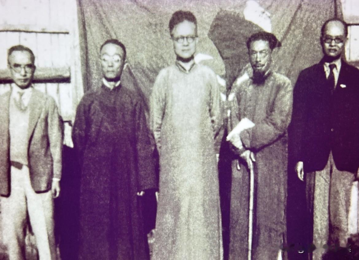 1940年，联大中文系教授在昆明北郊大普吉镇合影，左起：朱自清、罗庸、罗常培、闻