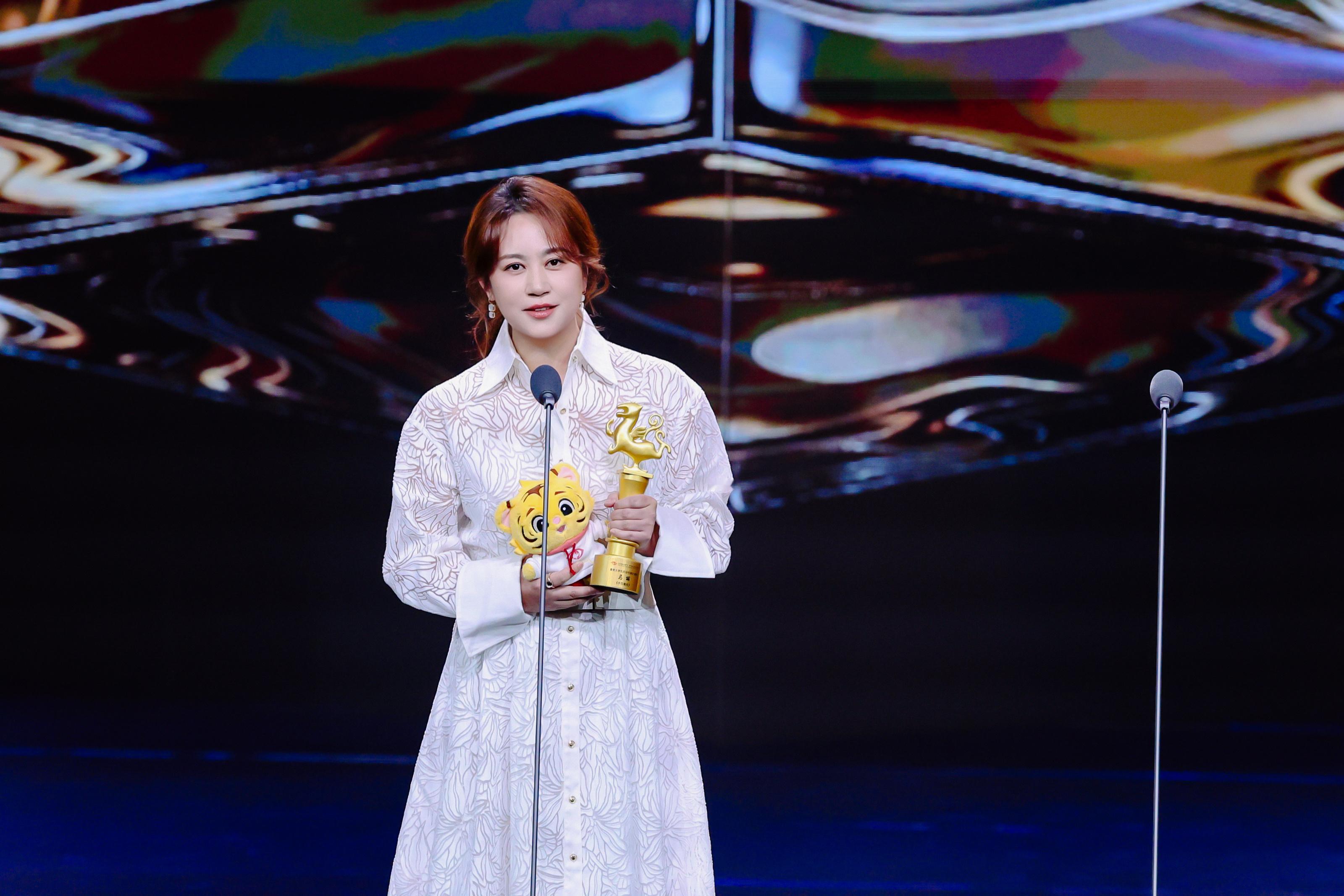 马丽最受大学生欢迎年度女演员马丽希望继续拍好电影  打磨演技沉淀角色，收获电影节