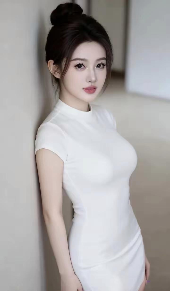 不必胭脂描摹，不必珠玉点缀，
只一身素白，便将人间的清欢，
折成了月光，
洒在你