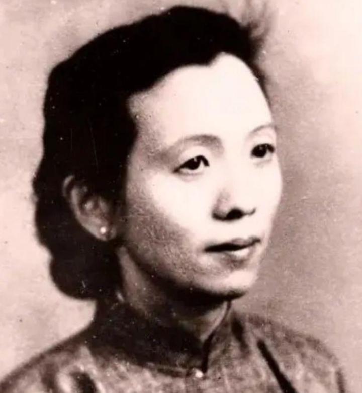 1946年，地下党陈修良不知道特务已经在楼道里蹲守，正准备推门进去时，对街一名十