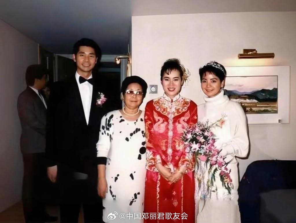 1986年12月14日，三哥邓长富婚礼留影。镜头下的新郎身穿西装，高大笔挺，阳光