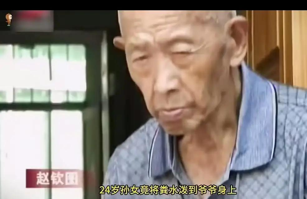 92岁的陈老爹在巷口住了一辈子，年轻时靠蹬三轮车养活一大家子，省吃俭用给儿子盖了