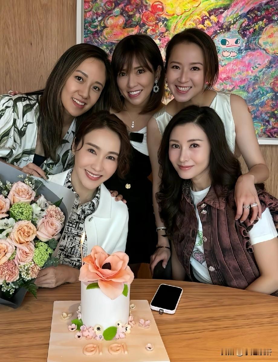 黎姿生日聚会，李嘉欣到场庆贺，港圈女神同框尽显岁月温柔
 
近日，李嘉欣晒出一组