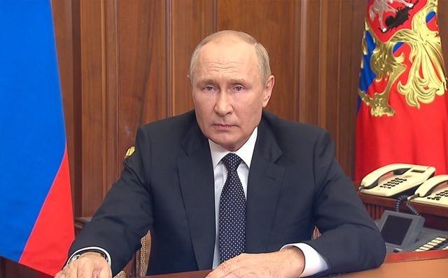 “懦夫、昏庸、无能”一连串怒斥普京的恶语从老人口中接连蹦出，这位老人不是别人，正