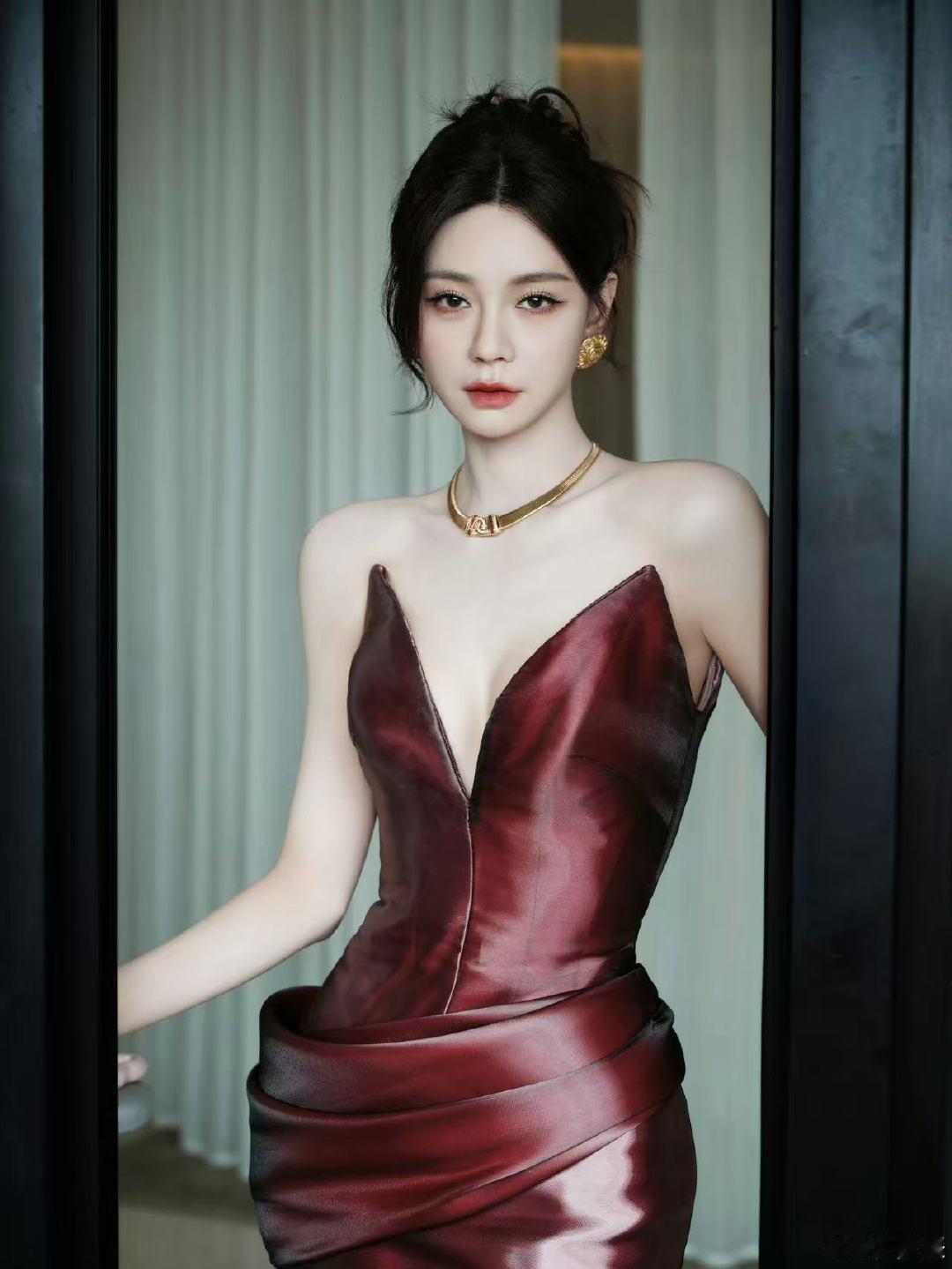 沈梦辰说爱摔跤的本领真的很难改沈梦辰那就提前给大家拜个早年吧沈梦辰回应下楼梯摔倒