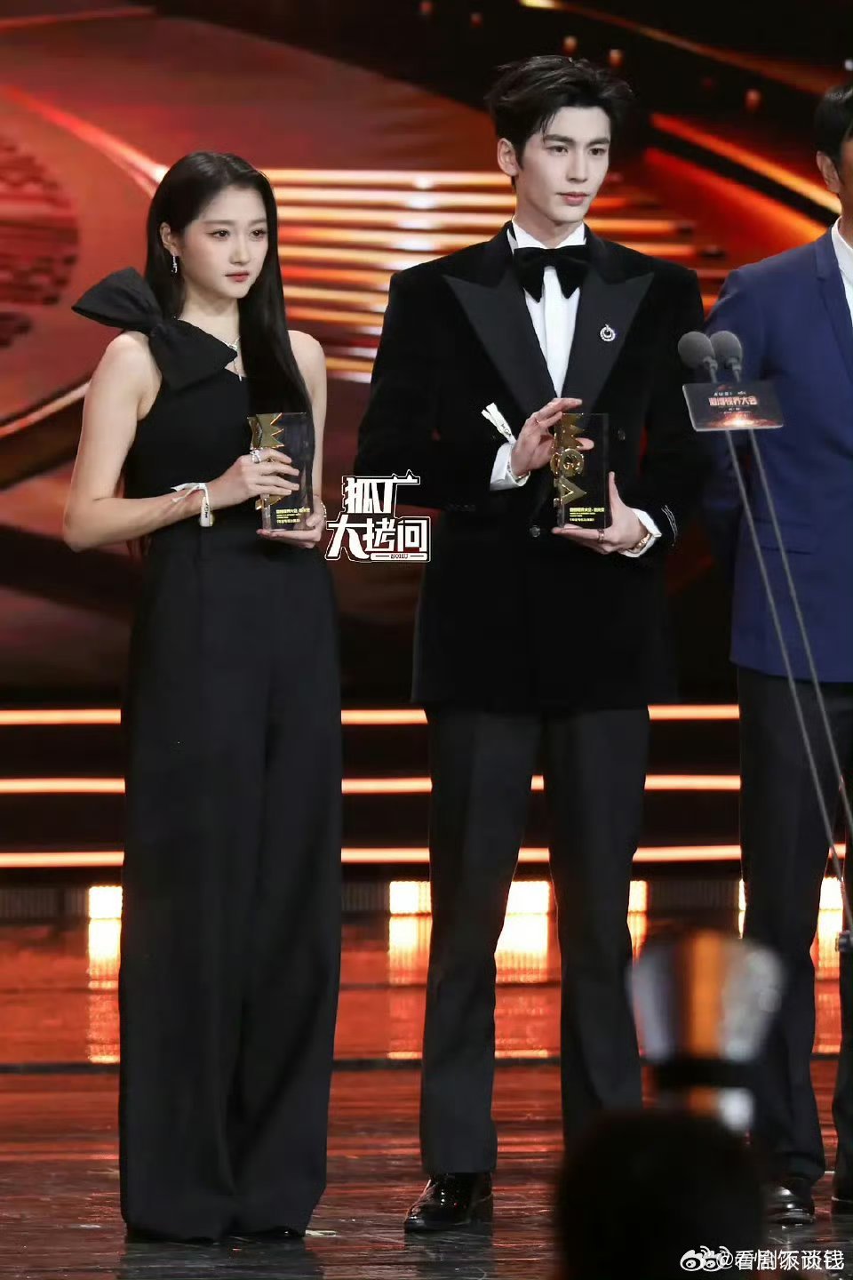 张凌赫关晓彤同台一眼望去全是腿。。。合作一个吧[流鼻血] ​​​[抱抱][抱抱]