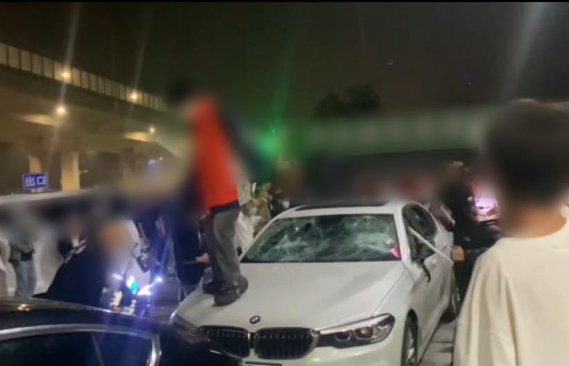 男子被追打躲进朋友宝马车，人车遭打砸群殴，警方：已抓获23人
