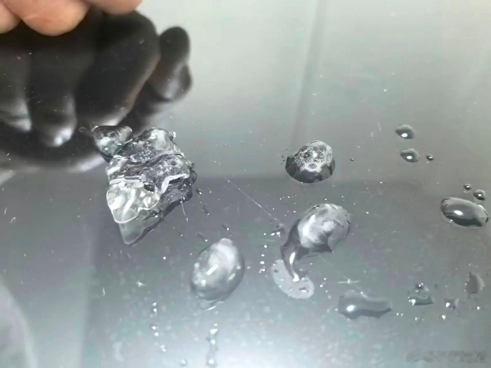 听说刚才下冰雹了，冰雹我是没看到，乌云密布、狂风暴雨，雨斜进来阳台上都是水。庆幸