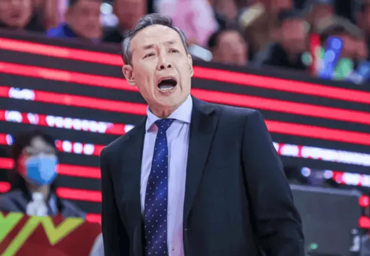 许利民表扬广东队！
昨晚的CBA常规赛真的看哭不少人！广东男篮坐镇主场，本来打得