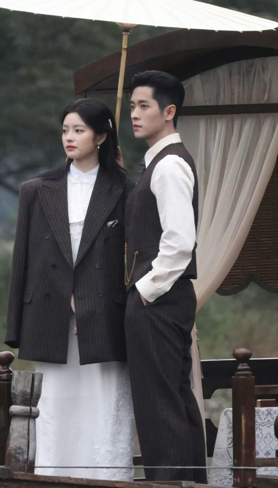 丞磊徐若晗玉覃秋 执伞路透你有这么有意境的民国剧进入内娱了 