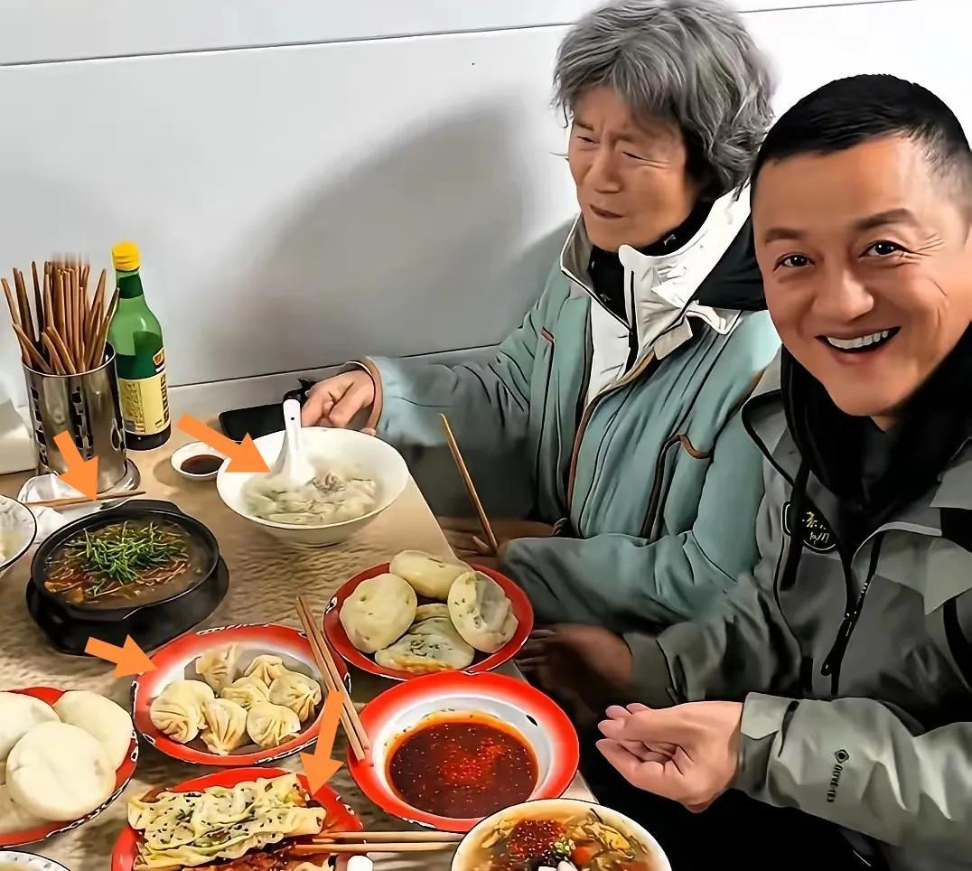 ​​李亚鹏满脸幸福陪母亲吃云吞、小笼包子。