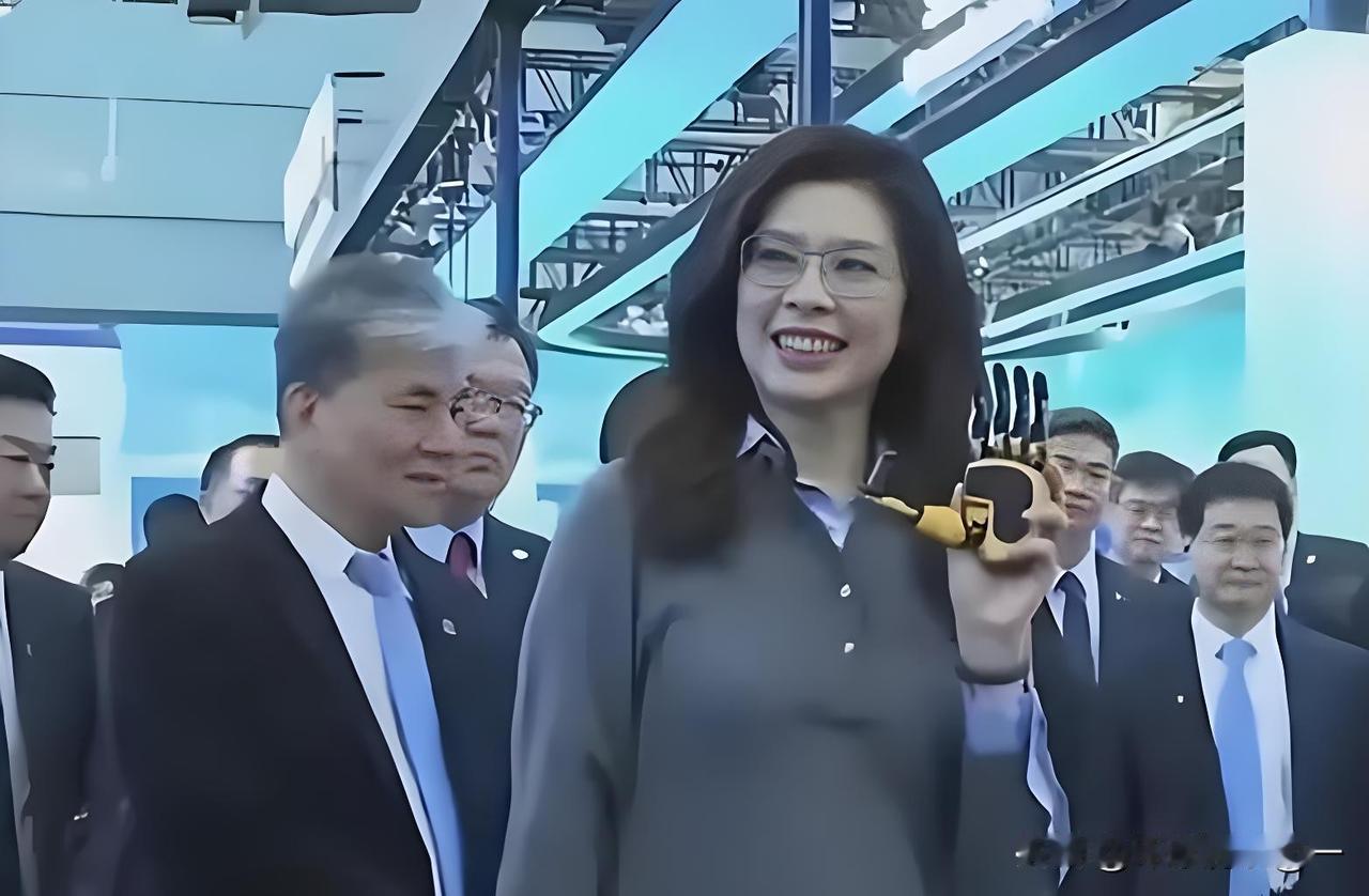 郑丽文极其擅长玩弄话术。你会发现，在她的公开表态里，“和平”二字被反复强调，“九