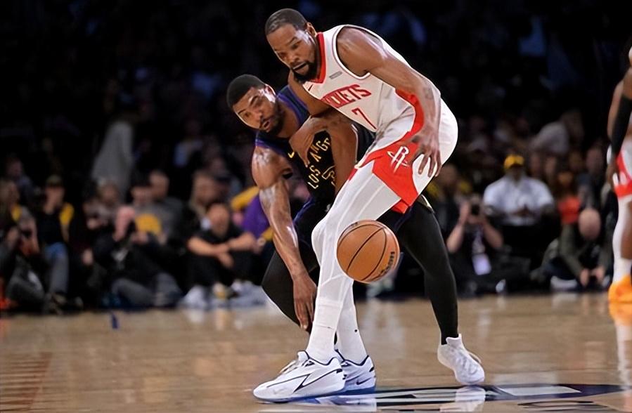 北京时间 4 月 25 日一早，7 点刚过。

NBA 名记 Shams 突然爆