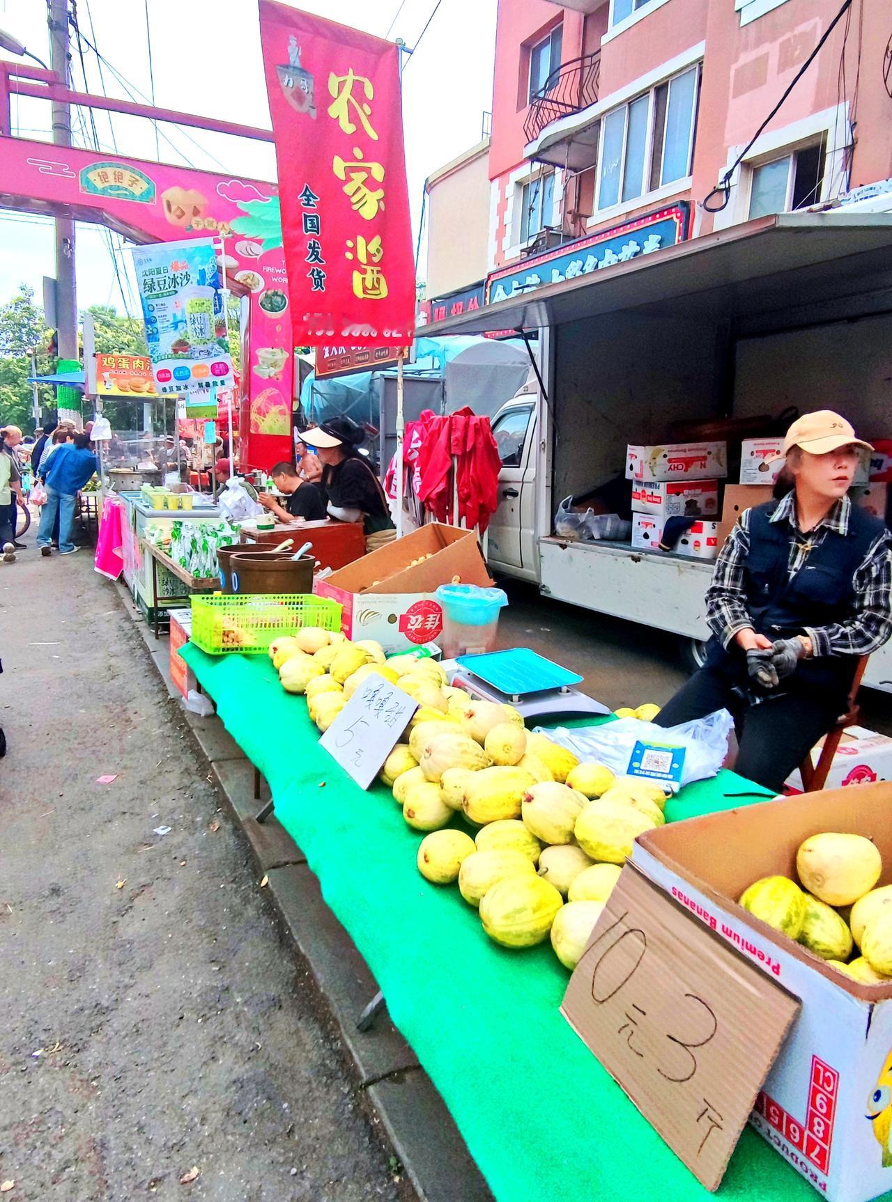 小河沿早市景象一观
    沈阳小河沿早市，位于沈河区万泉公园附近，始于清末，全