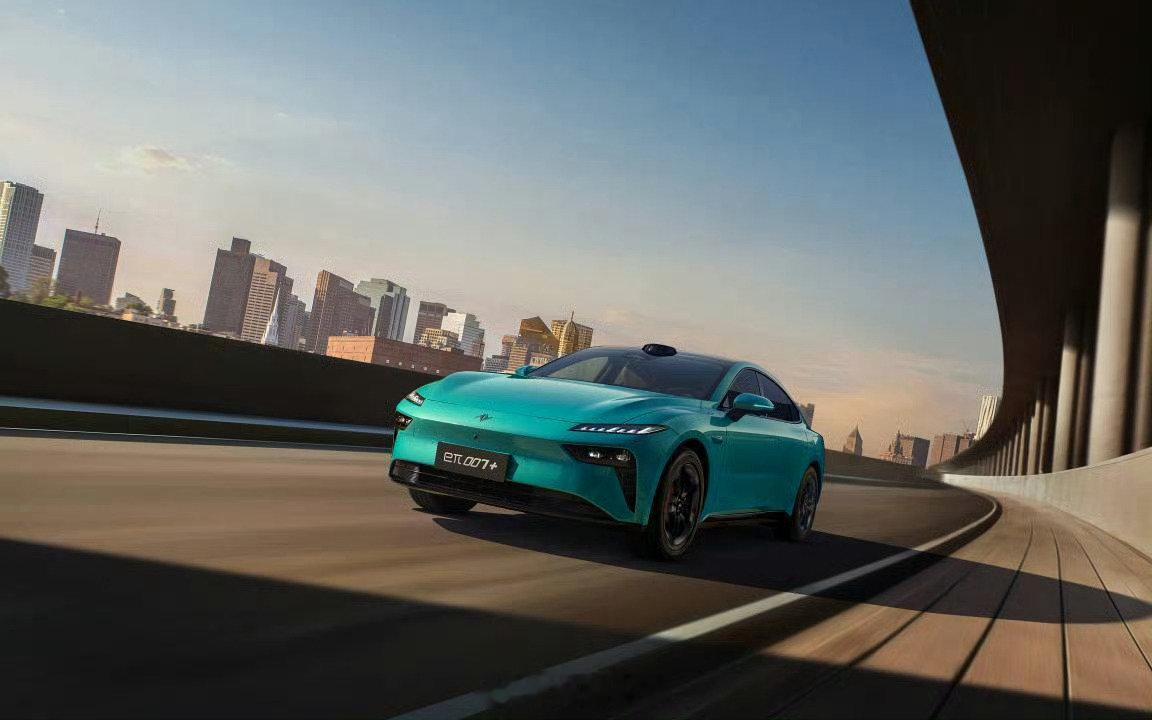 东风奕派eπ007+上市，共推出3款车型，限时售价13.99—14.99万。 