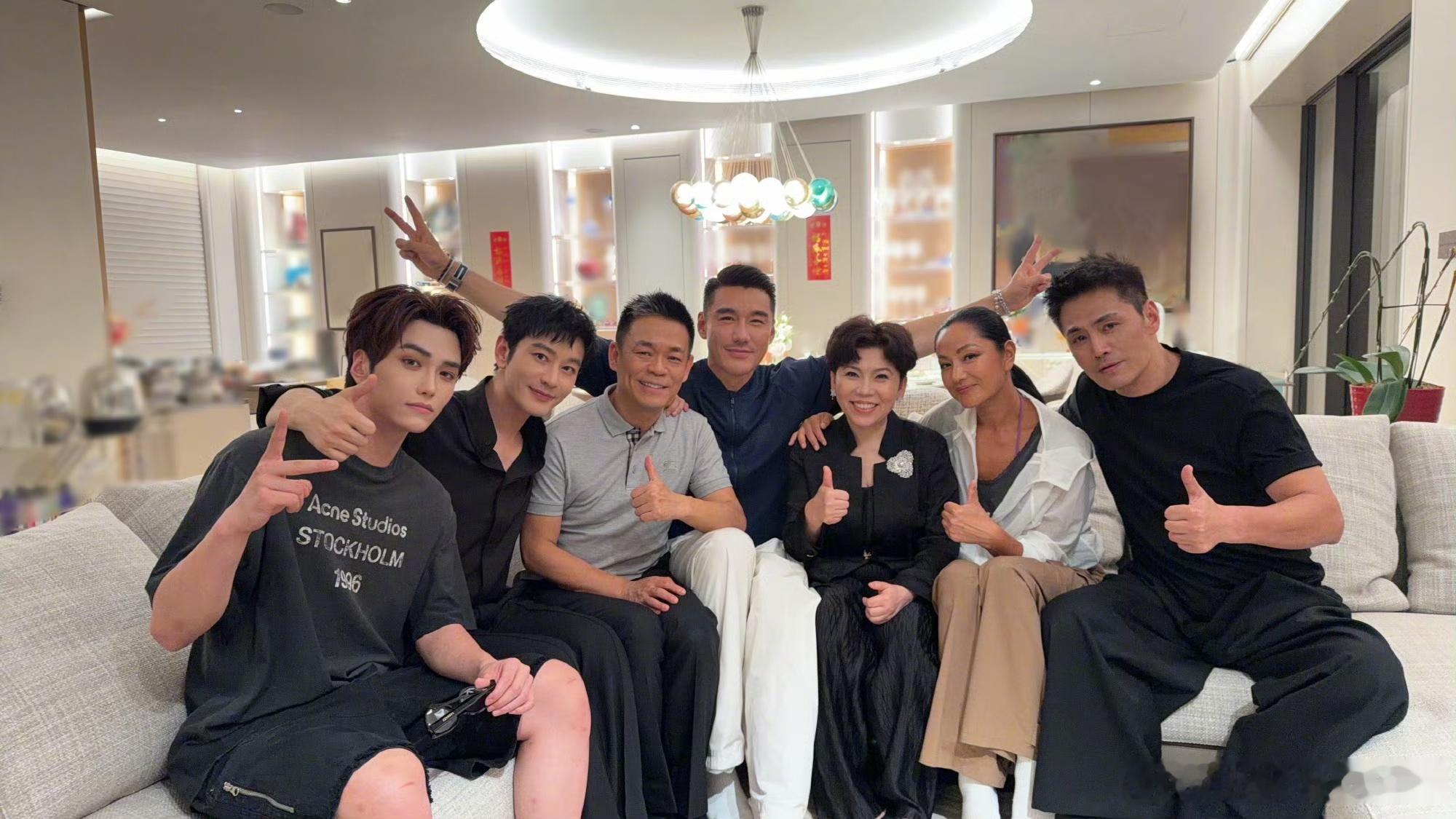 黄晓明晒和邓亚萍合照 黄晓明放出和邓亚萍的合影引发热议，两人互动氛围轻松融洽，晓