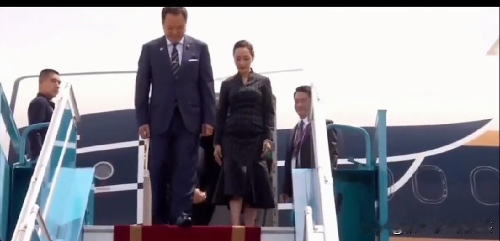 泰国总理阿努廷今天对越南进行访问。上个月27号，苏林对越南进行了访问，这才几天，