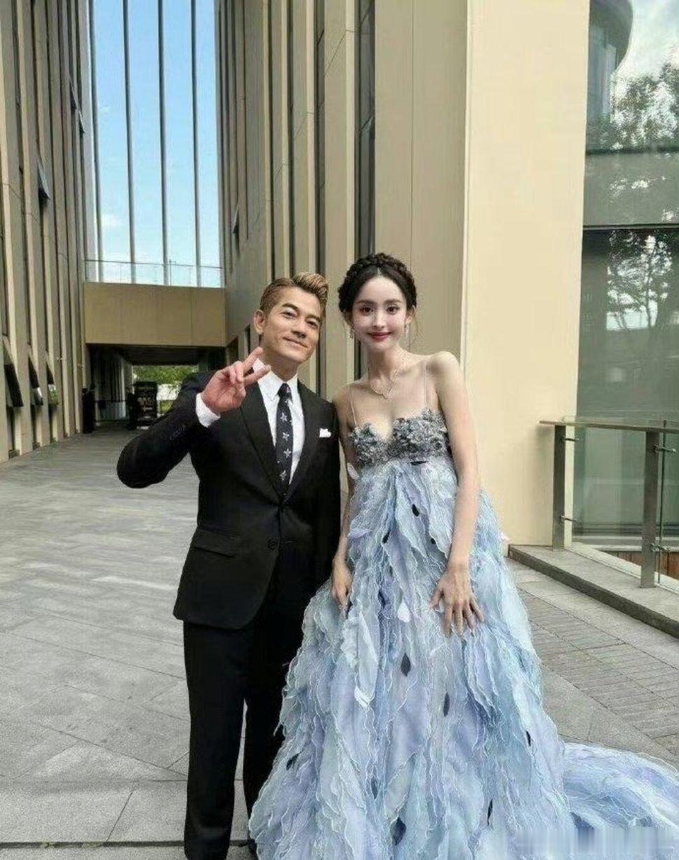 郭富城在娜扎面前还挺娇小呀 ​​​