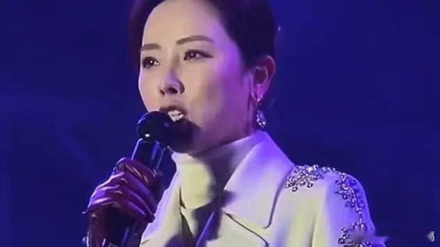 凤凰新闻【落毛凤凰不如鸡？李思思现身河北县商演，穿搭臃肿气质全无】曾被誉为“董卿