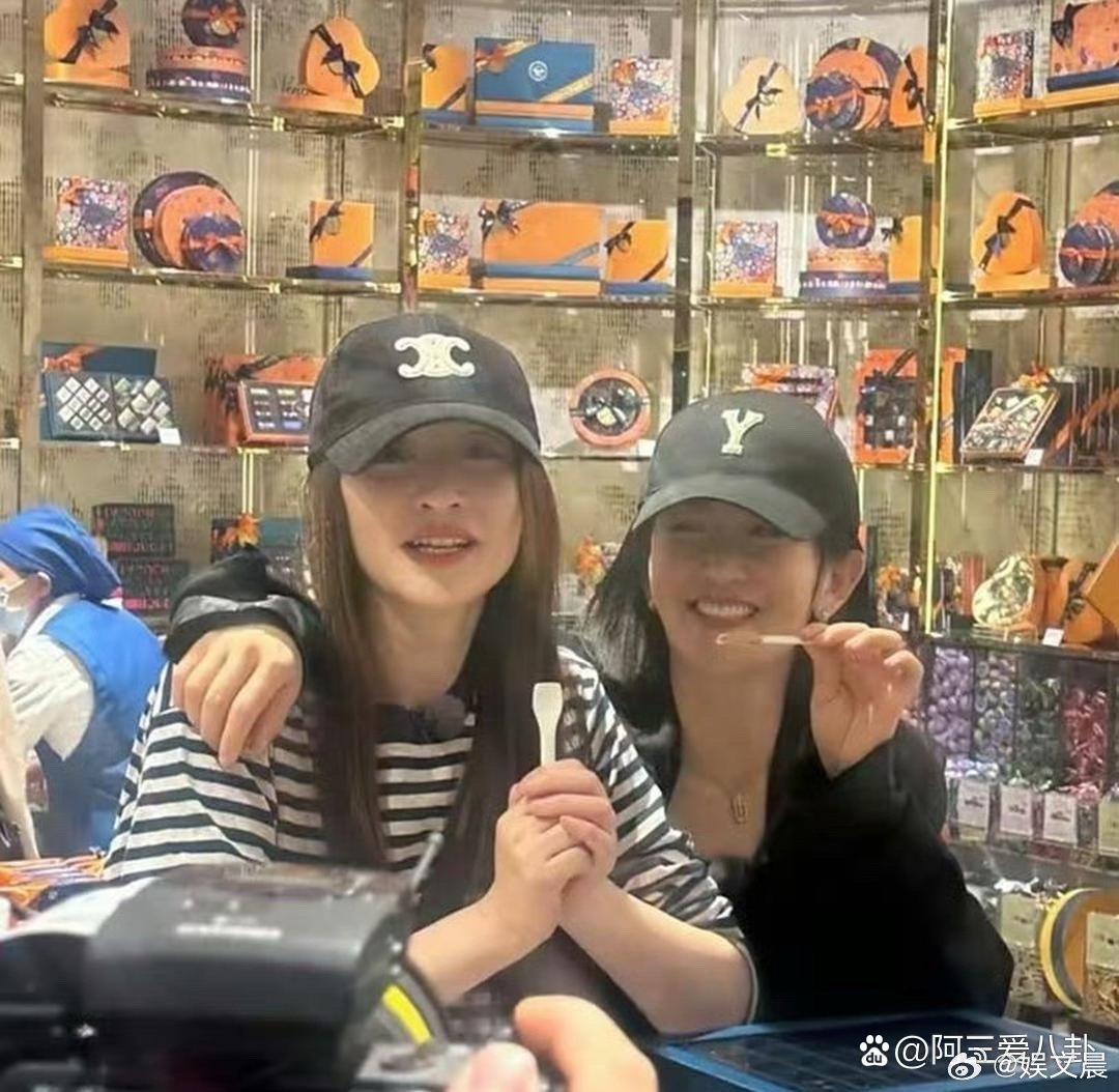 网友在北京偶遇李小冉与谢娜逛街，多年挚友同框氛围超融洽，关系肉眼可见的好！李小冉