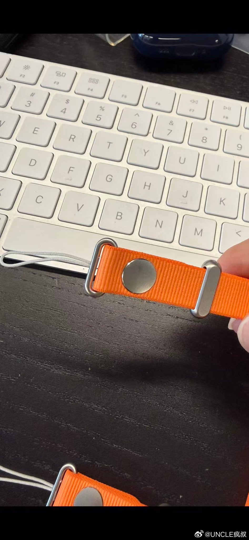 这就是与iPhone17官网保护壳的匹配的官网挂绳Crossbody Strap