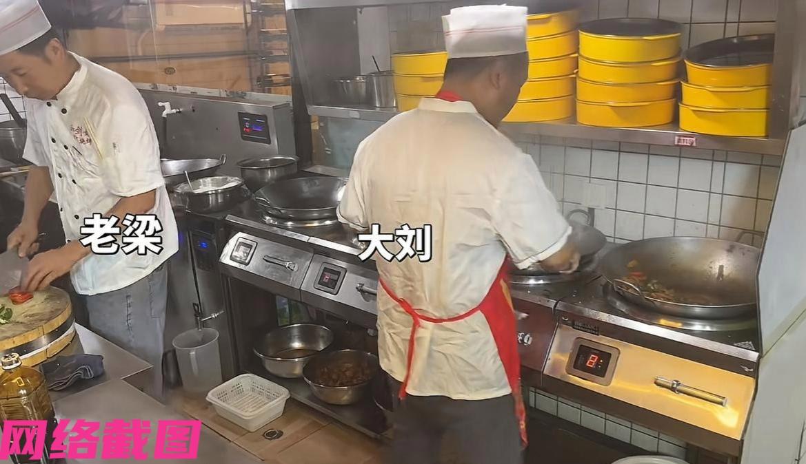 河南郑州某厨师在自己工作的餐馆内交班途中，却因忘记关闭油锅上的火，最终导致厨房失