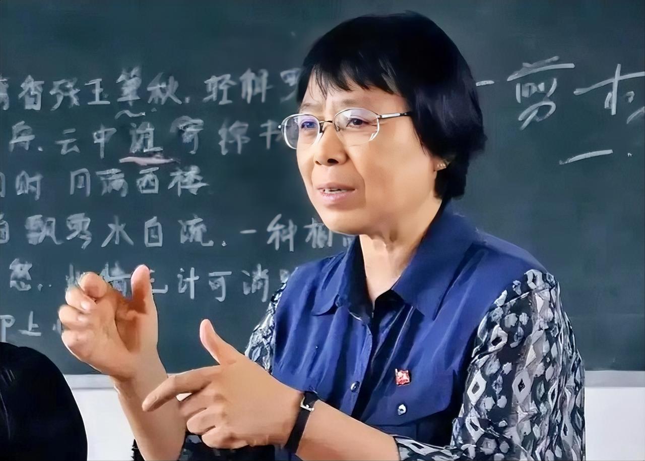 张桂梅原名张玫瑰，满族，1957年生于黑龙江牡丹江。她是党员，当选过十七大、二十