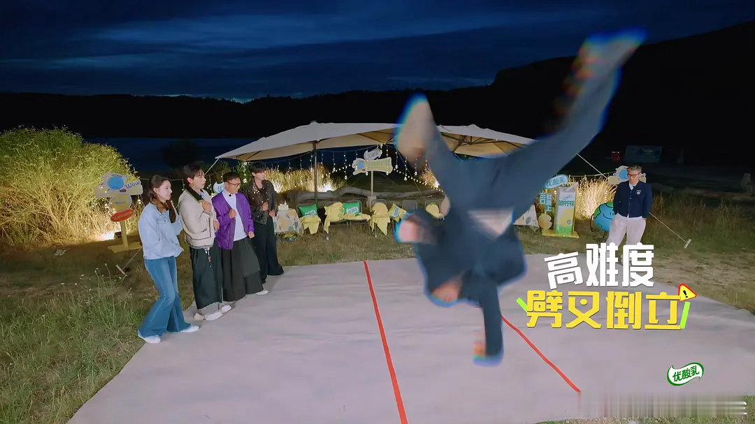 我去郭京飞身手这么好的吗？！单手翻，他也有四十多了吧？厉害👍🏻 