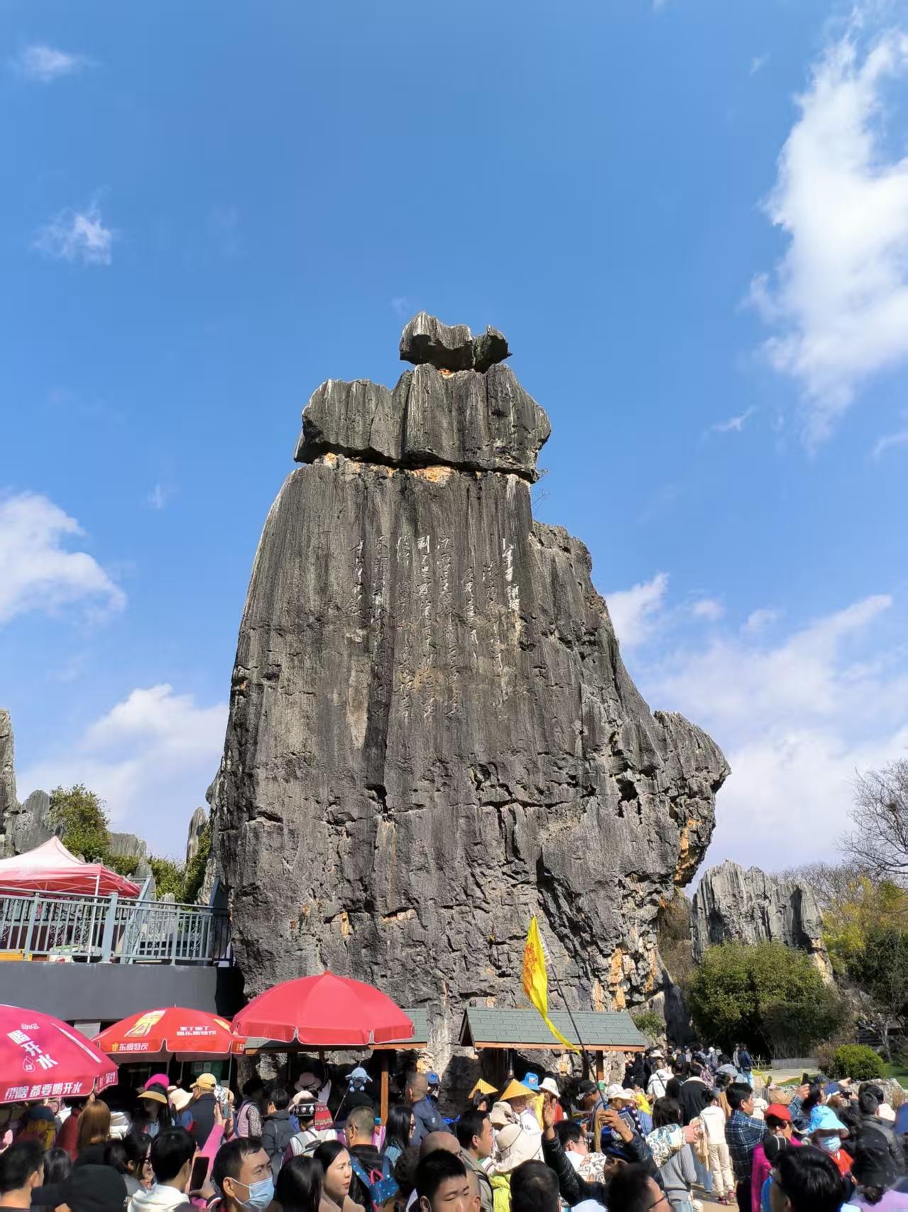 五一假期快到了，我想趁机带孩子出去看看世面，计划去云南玩几天。结果老公一听要花八