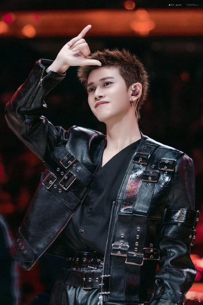 任嘉伦人在纽约但中国胃人可以出国，胃绝对不叛变，任嘉伦简直是本人现状 