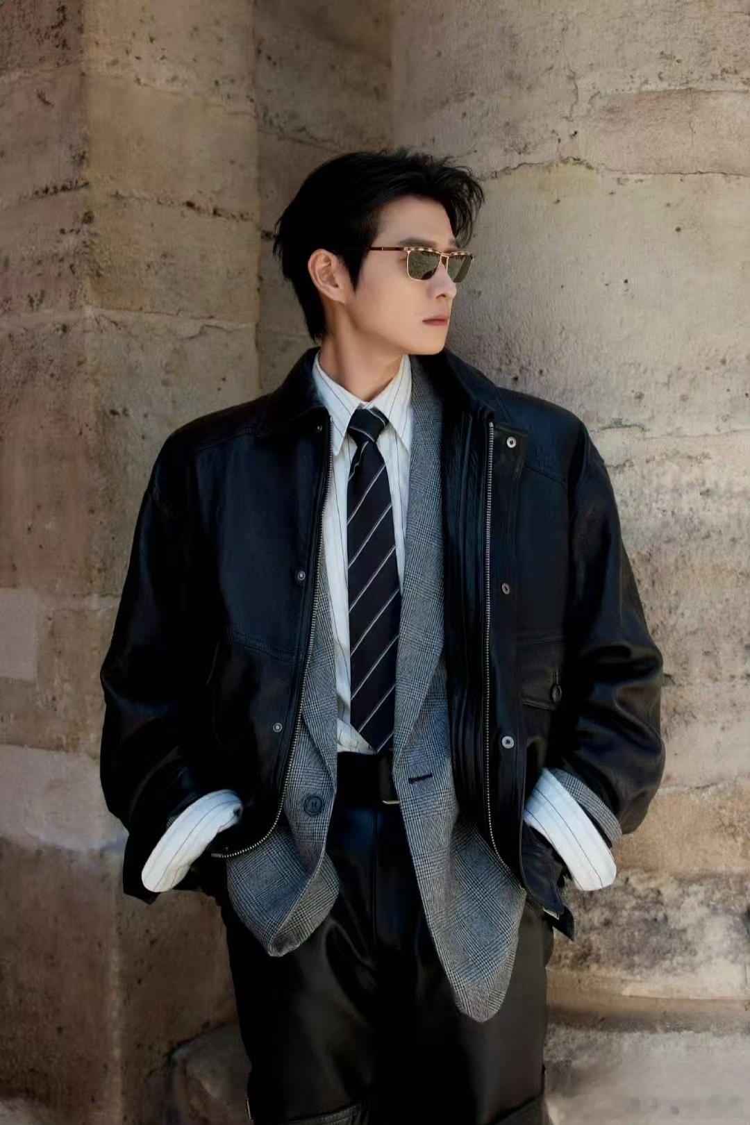 魏大勋扛铁裤衩像在走秀咱们就是说魏大勋真的有点子时尚完成度在身上的就算扛个铁裤衩