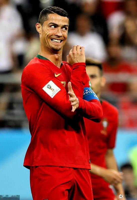 为什么大多数小孩踢球会模仿C罗，
而很少人模仿梅西？
在很多小朋友级别的足球训练