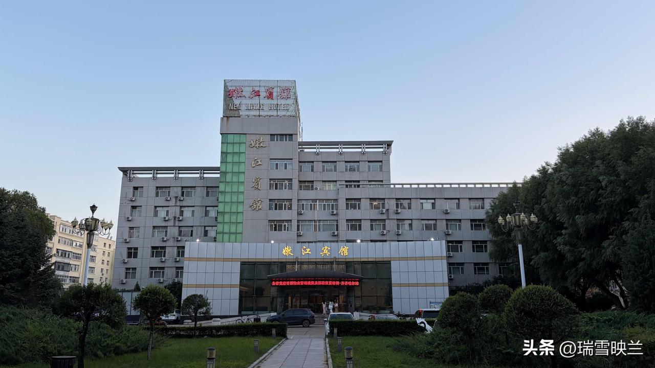 昨天离开住了两天的黑河市，驾车近500公里，来到了齐齐哈尔市区。


原来的计划