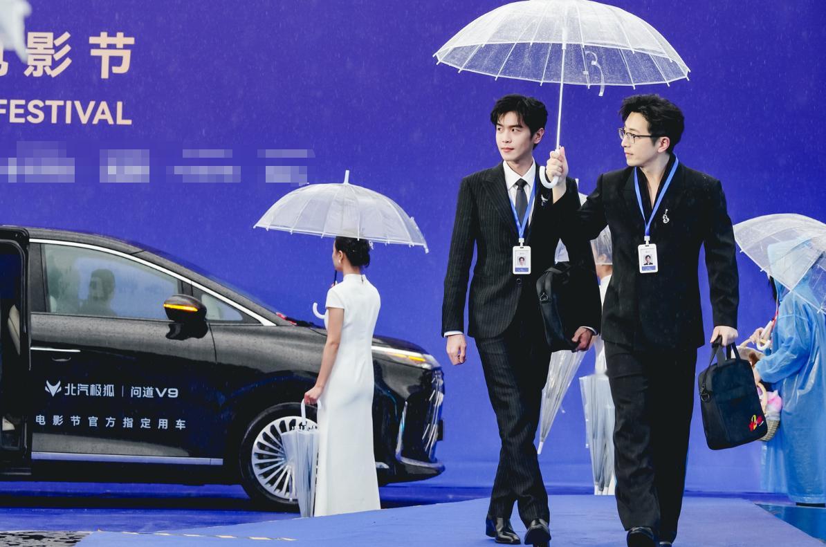 北影节红毯下车名场面 光影为序，从容入镜。北京国际电影节开幕式红毯群星闪耀，一组