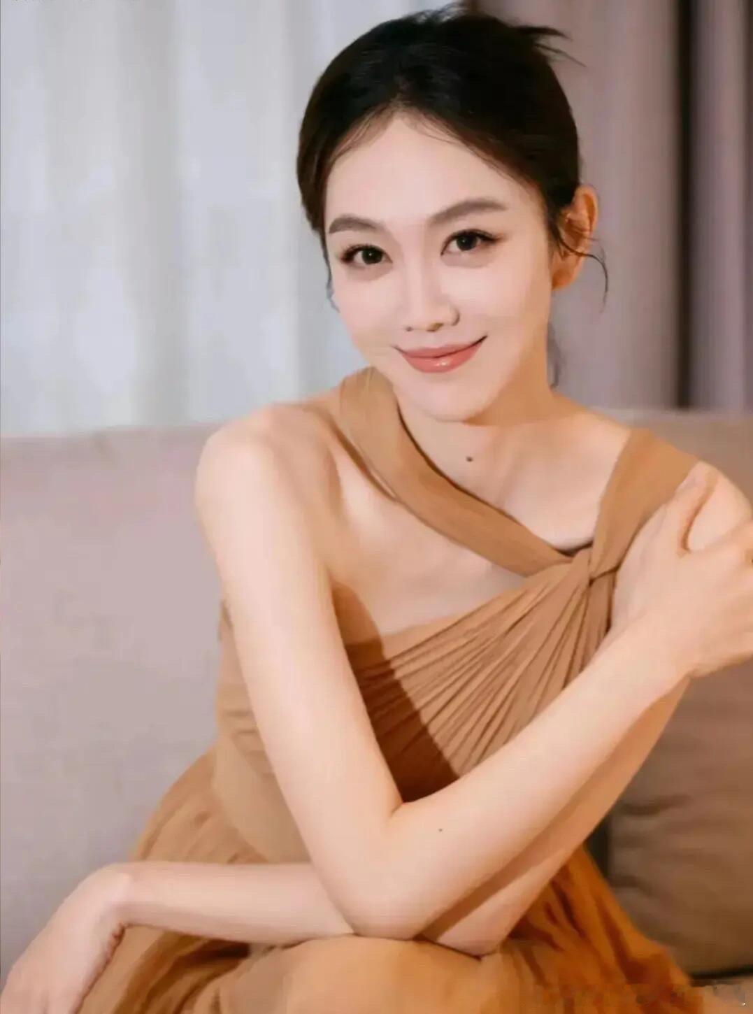 姜妍老公  姜妍[超话]  我记得几年前就说过她结婚了还是有对象了啥的，怎么今年