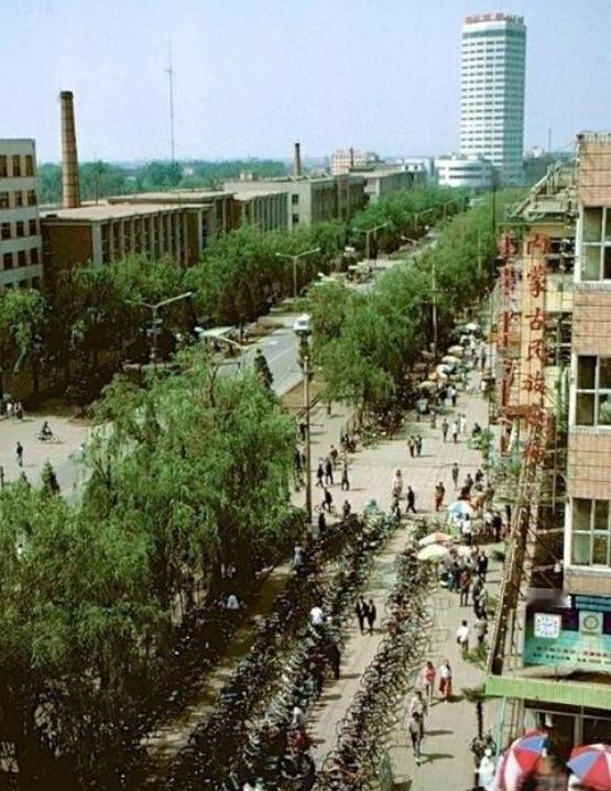 2006年12月25日，呼和浩特的冬天干冷刺骨。中午一点半左右，回民区县府街河槽